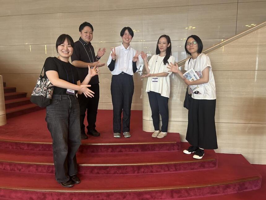 高校生手話スピーチコンテスト会場にて、応援のコーチと集合写真を撮りました。