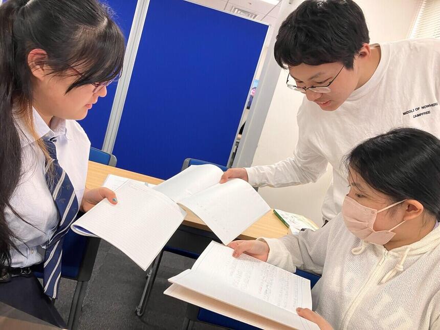 探究学習で、それぞれの考えを共有する生徒です。