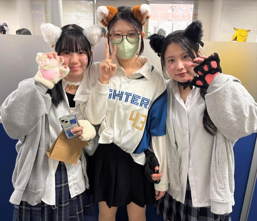 仮装をした生徒が笑顔で集合しています