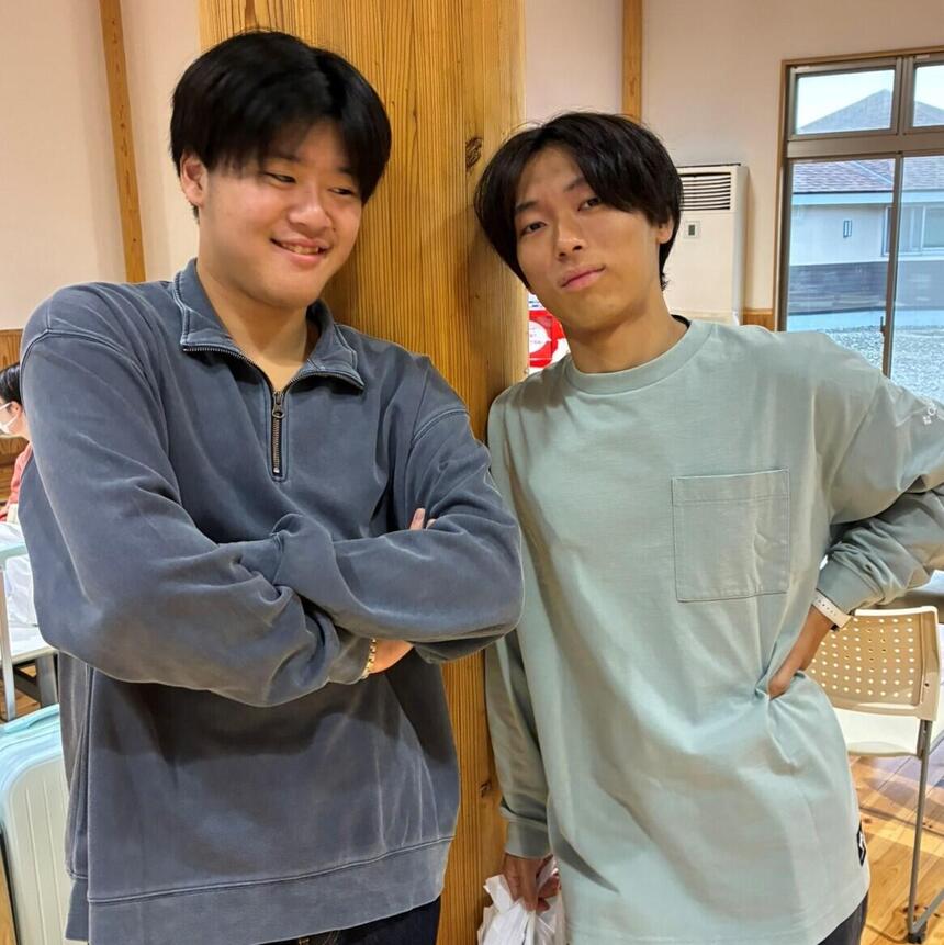 スクーリングで出会い、仲良くなった宇都宮キャンパスの生徒と松本キャンパスの生徒が揃ってポーズを決めています。