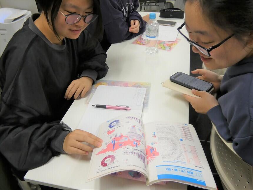 生徒が、グラフを見ながらフィリピンのことについて考えを深めています。