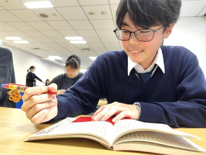 インタビューを受けた生徒が、目標である漢字検定の勉強をしている様子です。