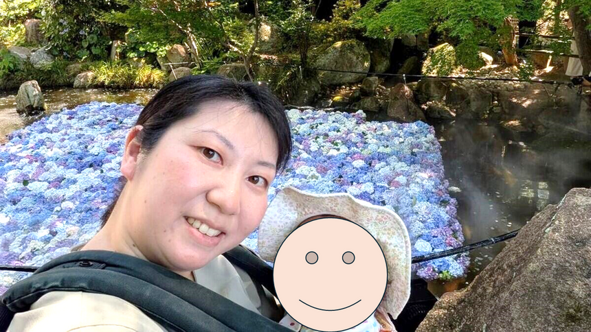 お子さんと一緒に、寺田コーチが微笑んでいます。