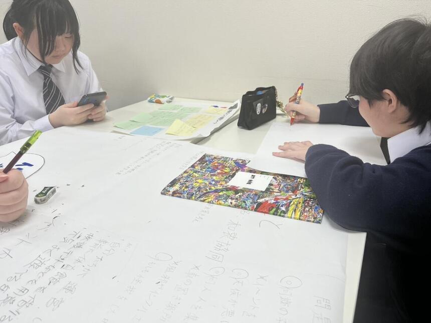 発表に向けて資料を作成している様子