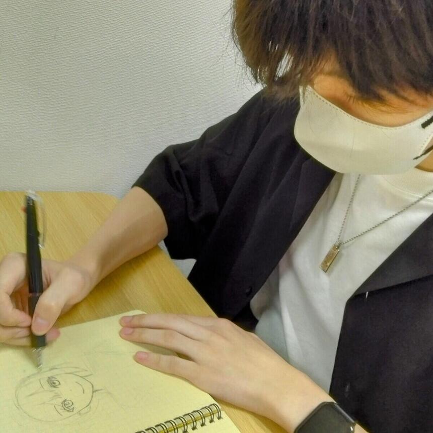 マンガイラストコースの男子生徒が、コースの中で習ったことを実践しながらイラストを描いています。