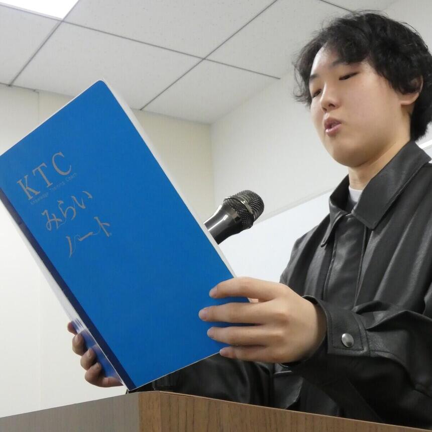 在校生代表挨拶を務める生徒が、真剣な面持ちで練習に臨んでいます。