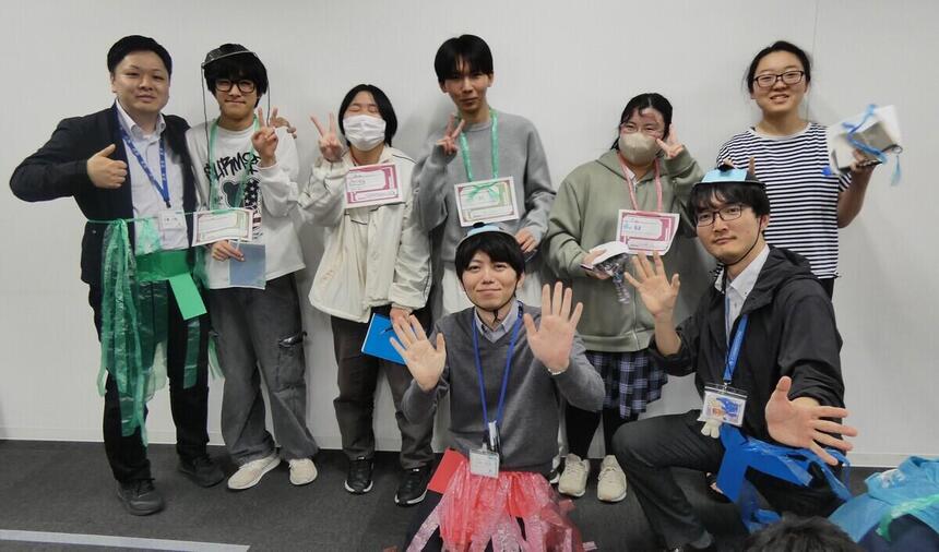 おおぞら高校の「コーチ三銃士」と、彼らに捕まった生徒たちの集合写真です。