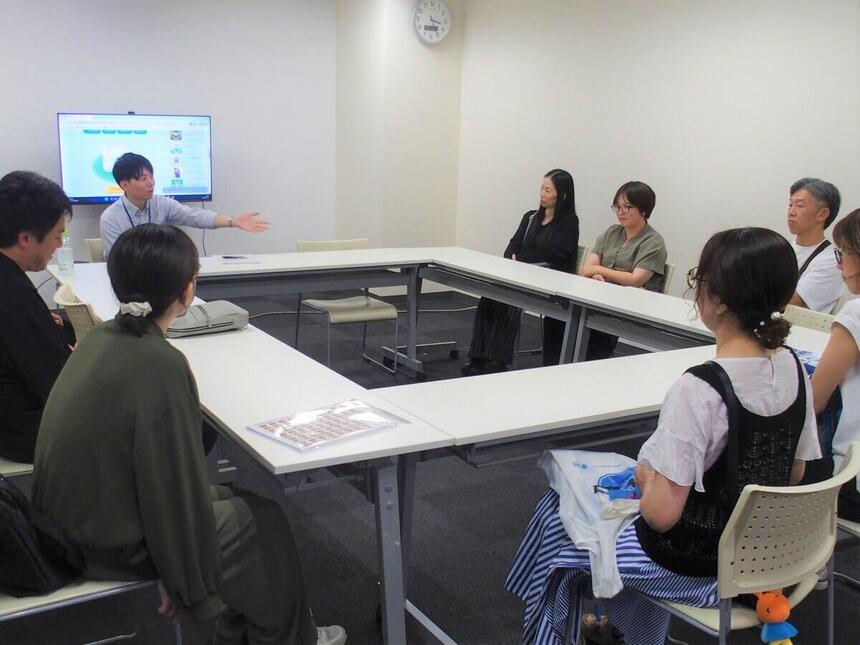 キャンパスでの保護者座談会の際、コーチと保護者が話している様子。