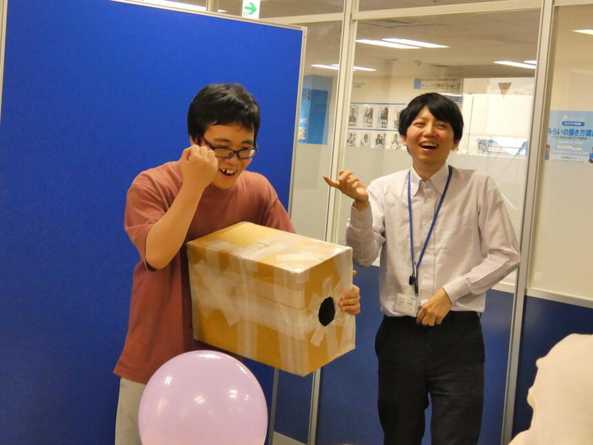 キャンパスで山本コーチと生徒が空気砲を使っています。