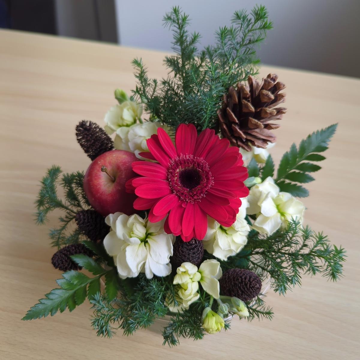 クリスマスらしいお花のカラーとバランスが素敵な生徒の作品
