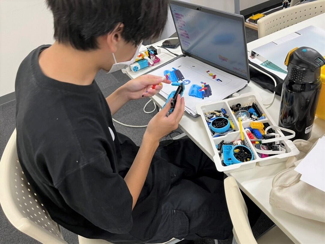 細かな調整に時間をかけている生徒