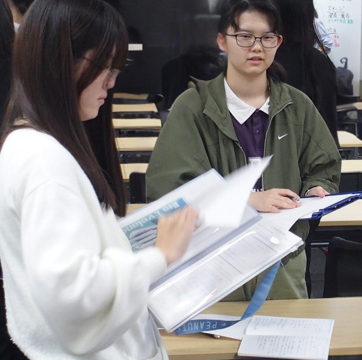 学院祭の準備をしている生徒