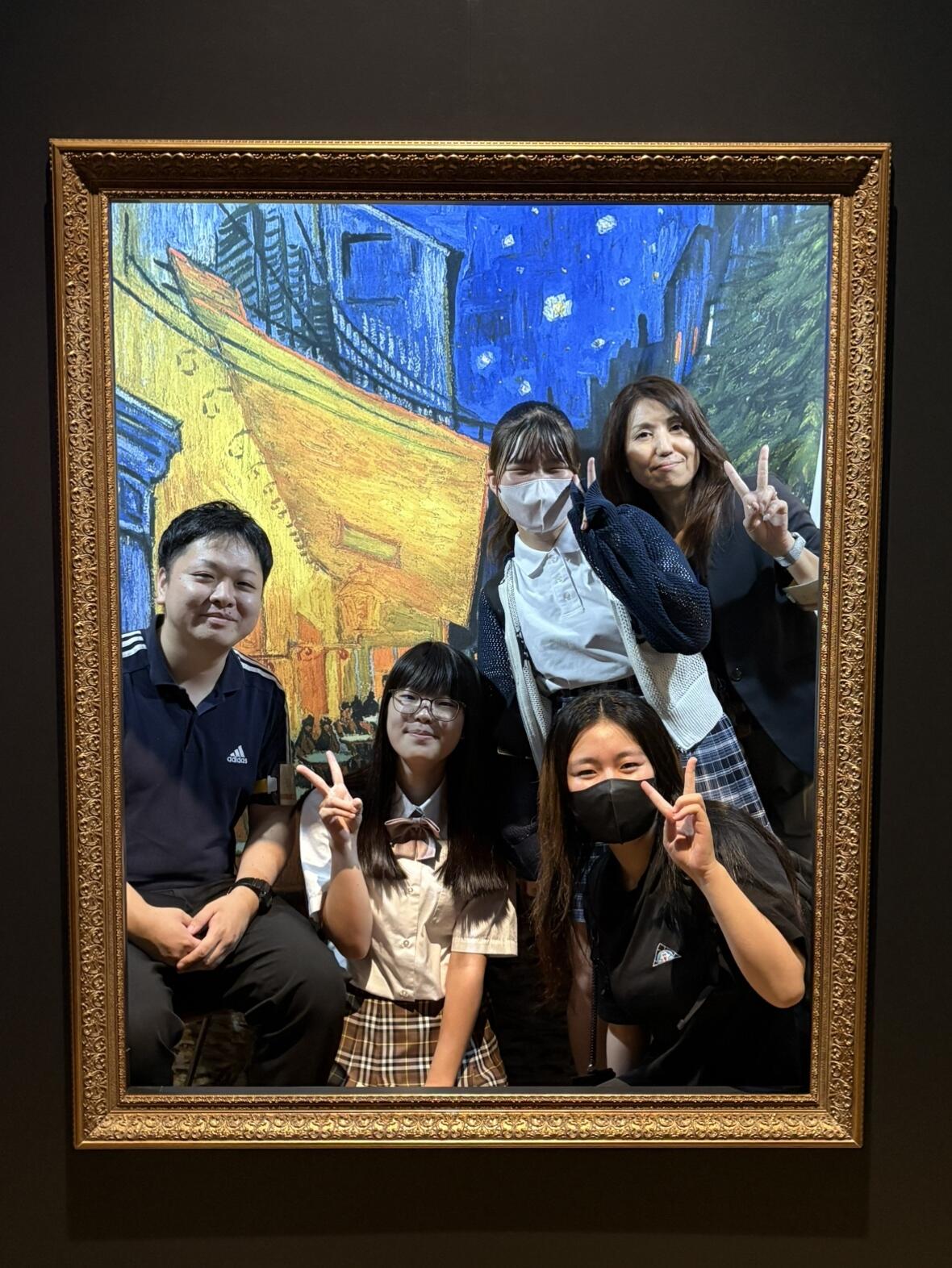 まるで絵画の中に入ったかのような写真が取れるようフォトスポットで、生徒が楽しそうに写真を撮っています。