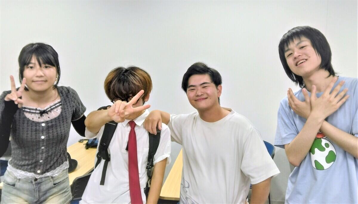 インタビューに答えてくれたのは右から二番目の生徒