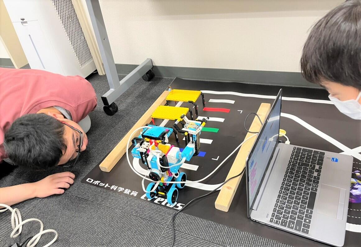 ロボット作りに取り組む生徒