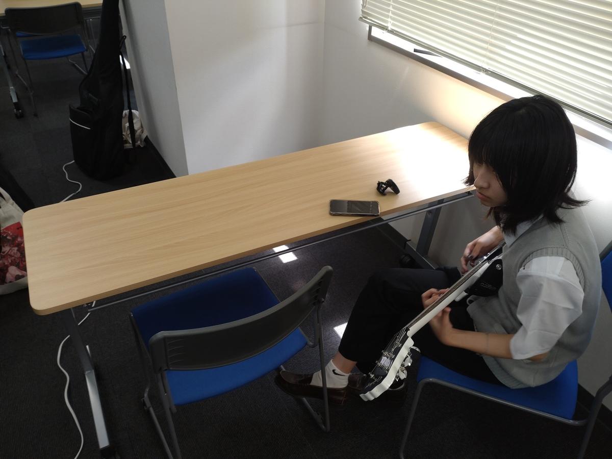 ギターを練習する生徒