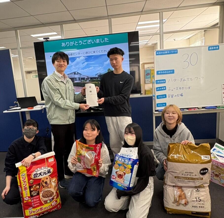 学院祭の売上金の一部を活用してドッグフードやキャットフード、トイレシートなどを購入し、センターへ寄付いたしました