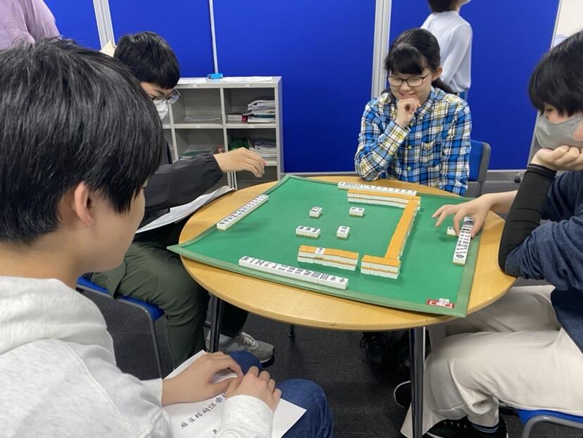 麻雀をしている生徒