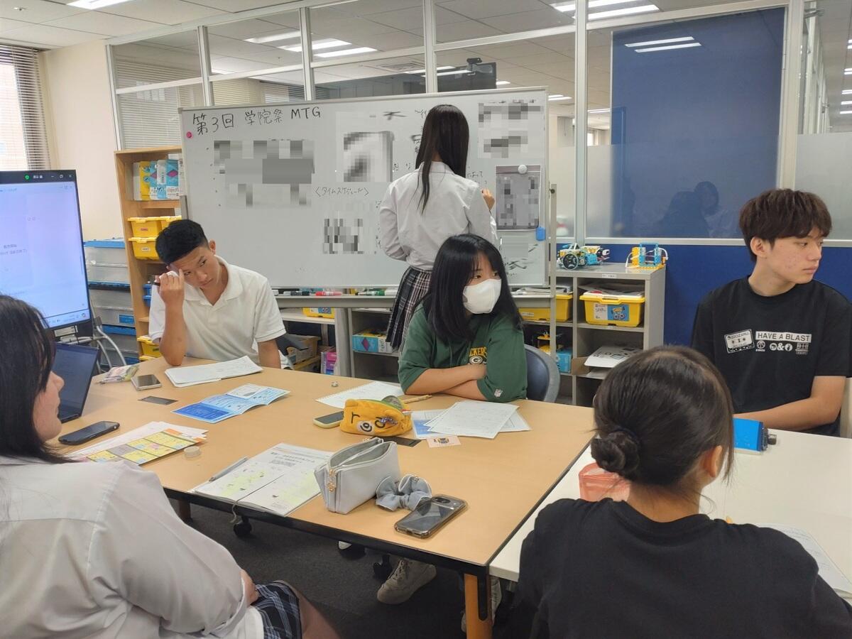 学院祭のテーマを決める際の実行委員の議論の様子