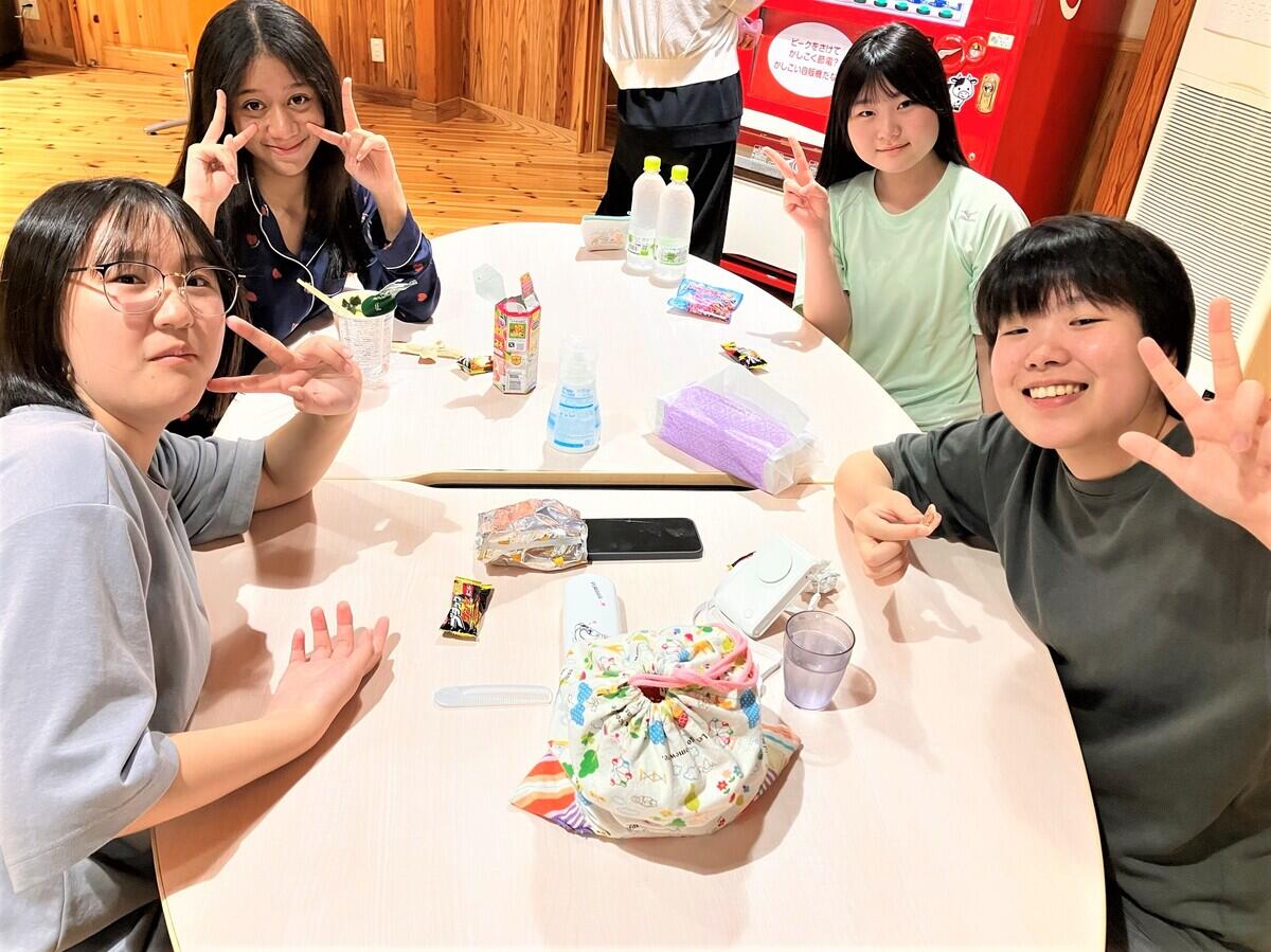 地域が離れたキャンパスの生徒と楽しそうに談笑する宇都宮キャンパスの生徒