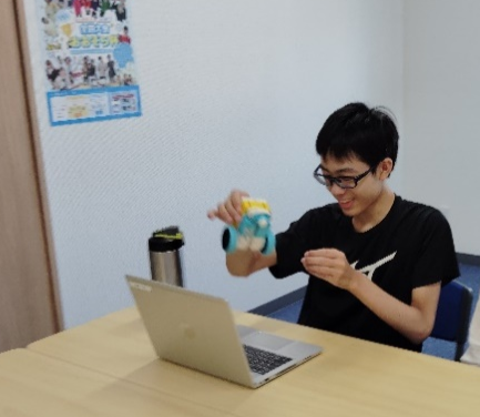 プログラミングコースの体験をしている中学生