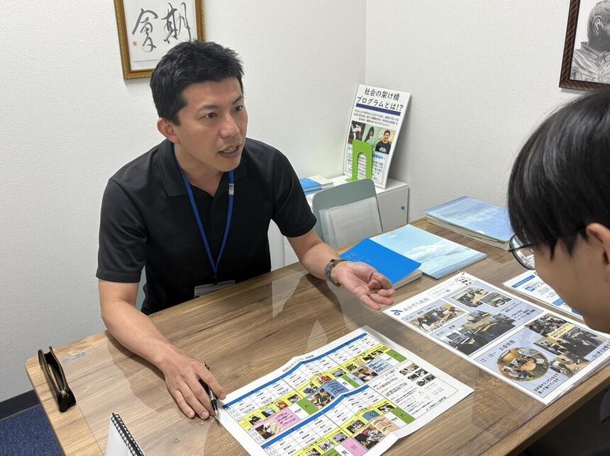 和歌山キャンパスの説明をする武内キャンパス長