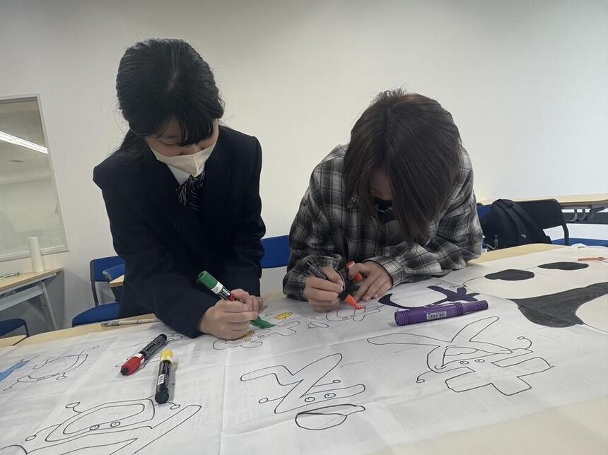 イラストを描いている様子