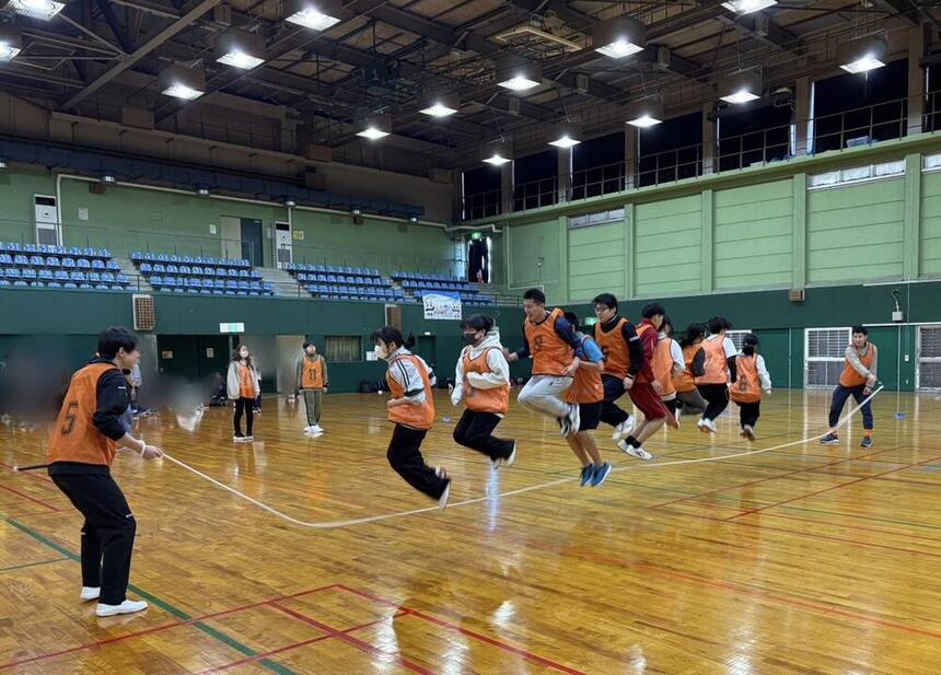 合同体育祭の中で、キャンパス全員で大縄跳びをする様子