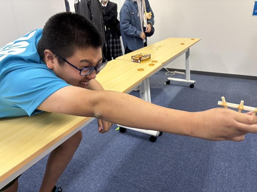 和歌山キャンパスの生徒が射的をしている写真