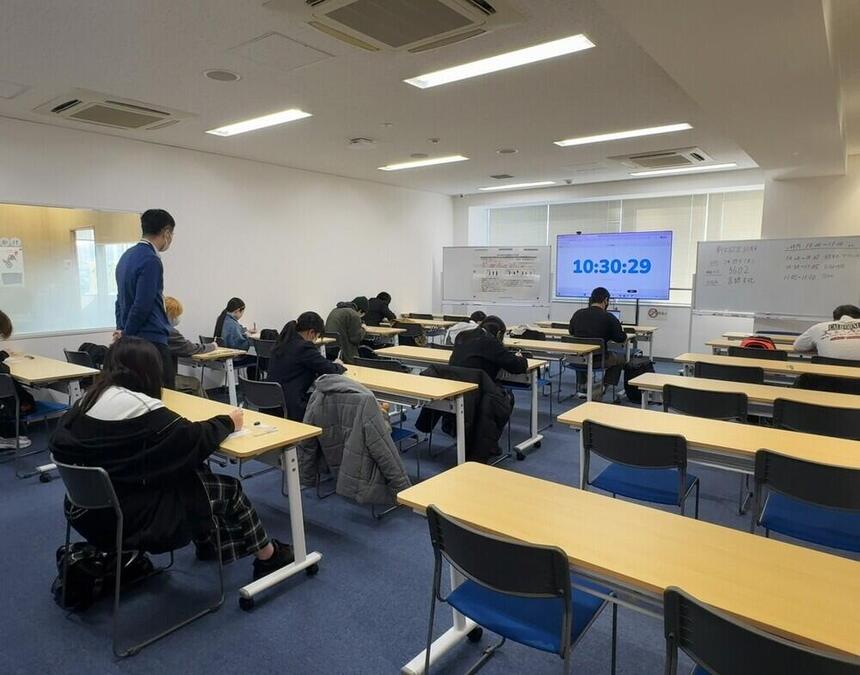 はじめての試験をうける生徒