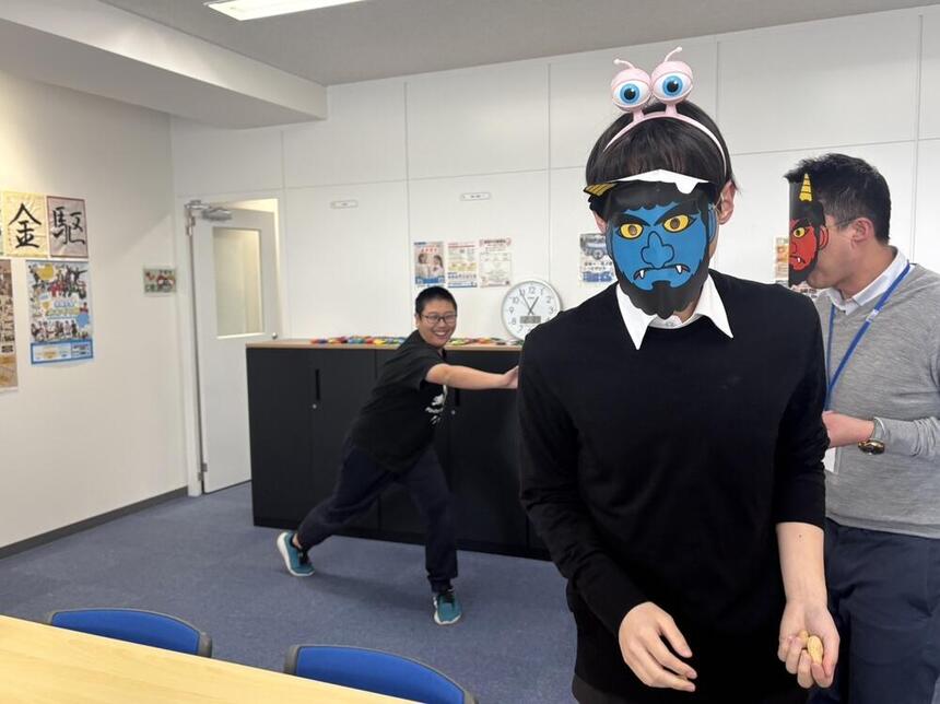 鬼に対して、豆を投げている和歌山キャンパスの生徒