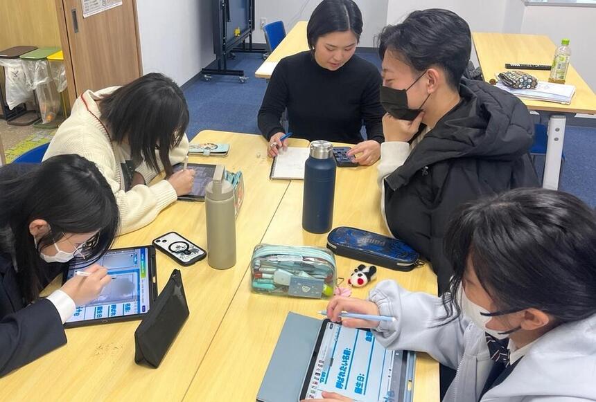 マンガイラストコースの授業を受けている様子