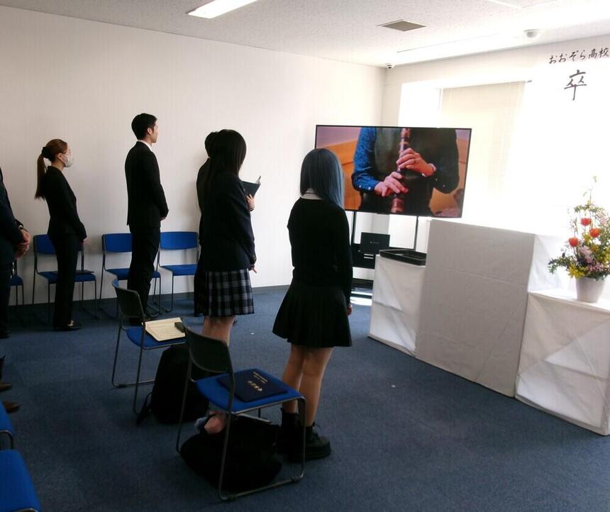 卒業式で校歌斉唱をしている様子