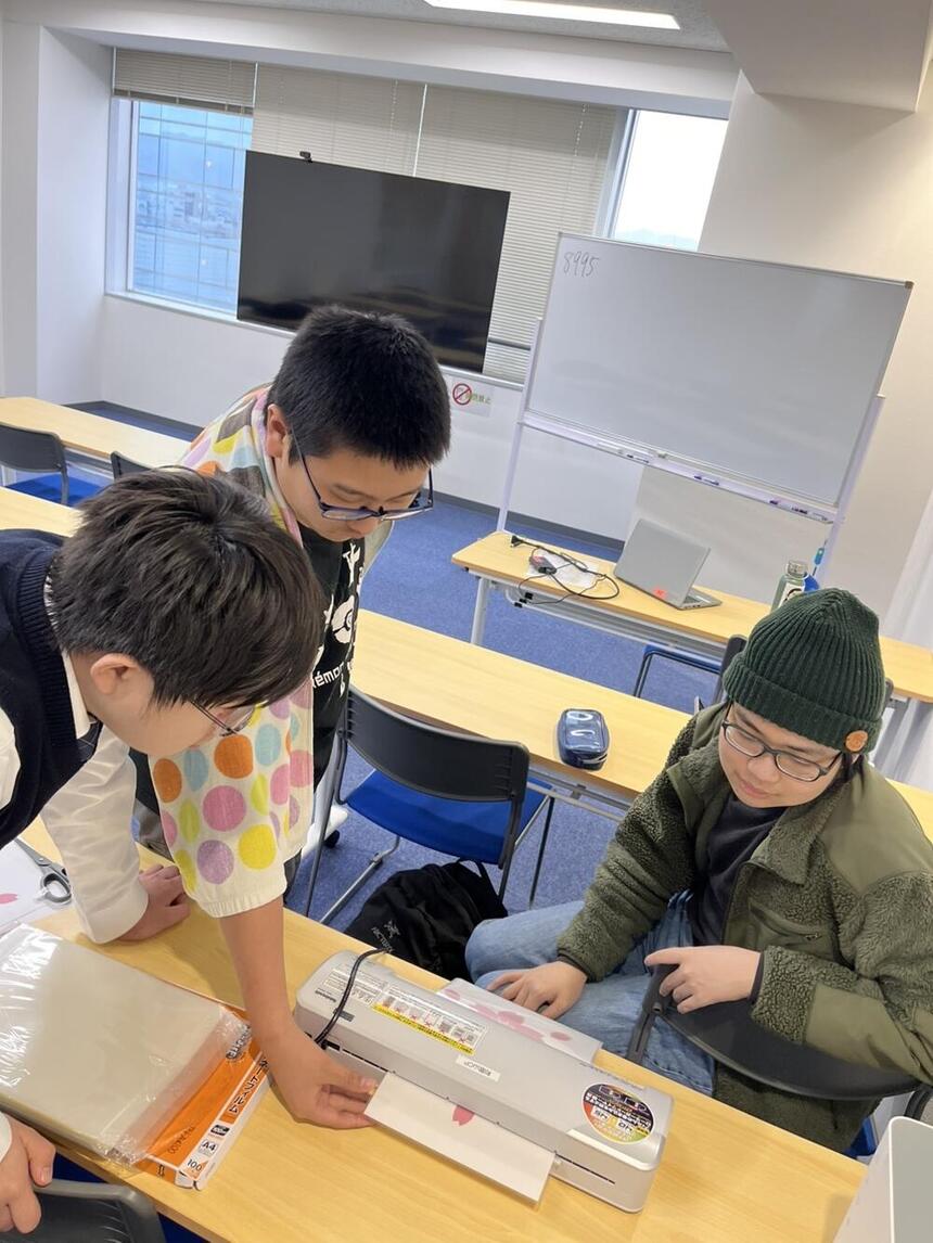 装飾品作成をしている生徒