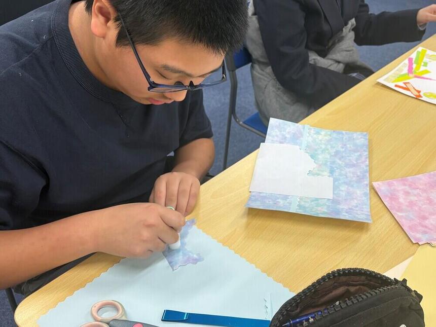 コラージュをする生徒の様子