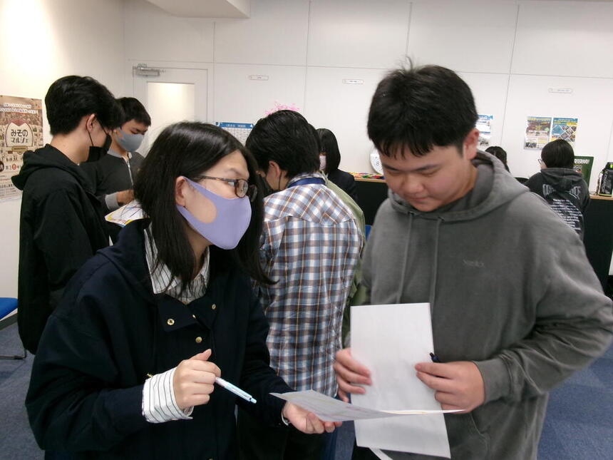和歌山キャンパスの生徒が仲間探しビンゴをしている様子
