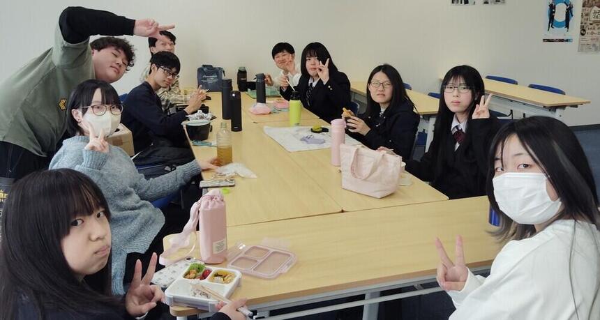 昼休憩時、教室にて、1年次生が集まって、ランチタイムを楽しんでいます！
