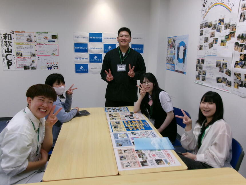 オープンキャンパスでお手伝いに来た1・2年生の生徒が笑顔を見せている写真