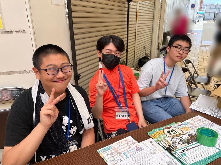 キャンパス近くの商店街でボランティアをする生徒の様子