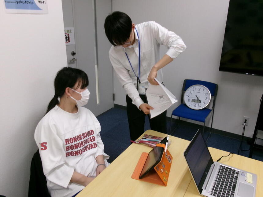 進学コースの時間にコーチと生徒が学習計画を立てている様子
