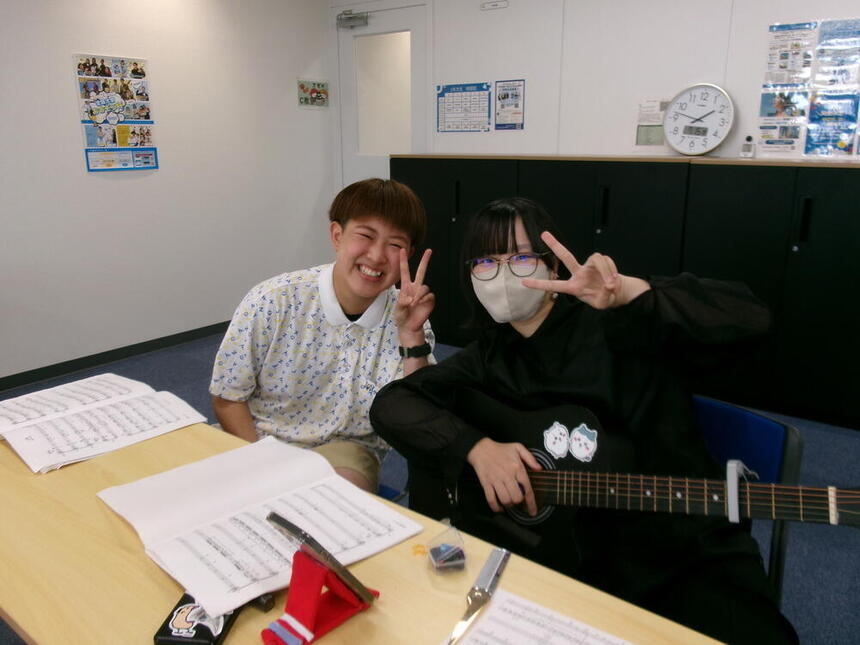 みらいの架け橋レッスンにて、友人同士、ミュージックを楽しんでいます。