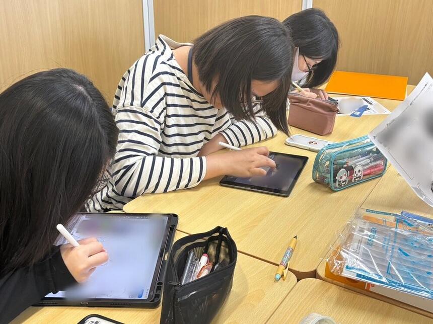 マンガイラストコースの生徒が、おおぞら杯にむけて準備をしている様子