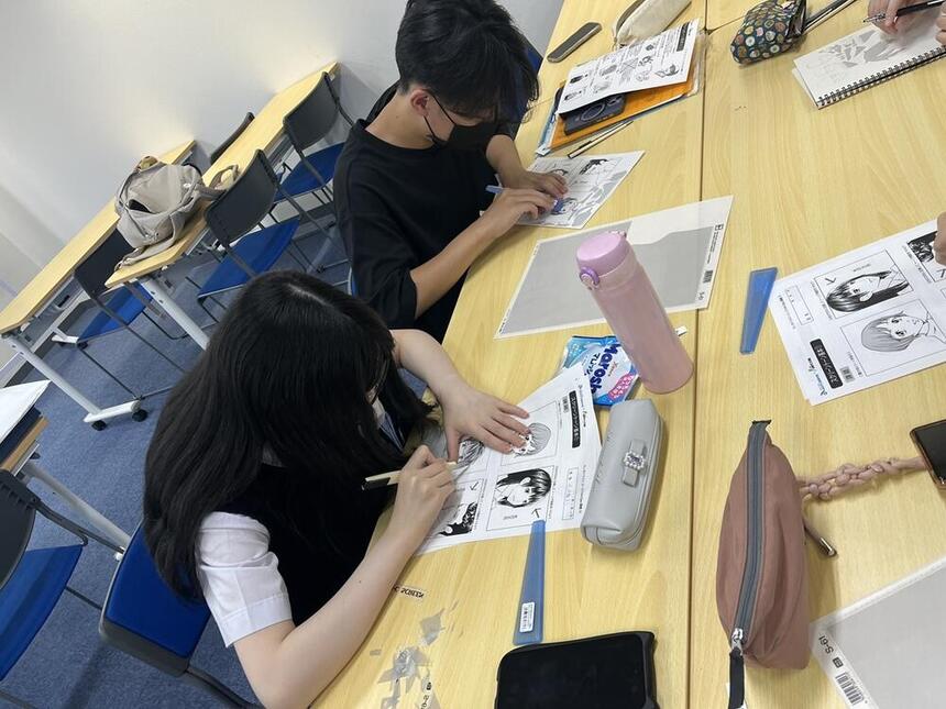 マンガイラストコースの在籍生徒がコースの時間にスクリーントーン貼りをしている様子