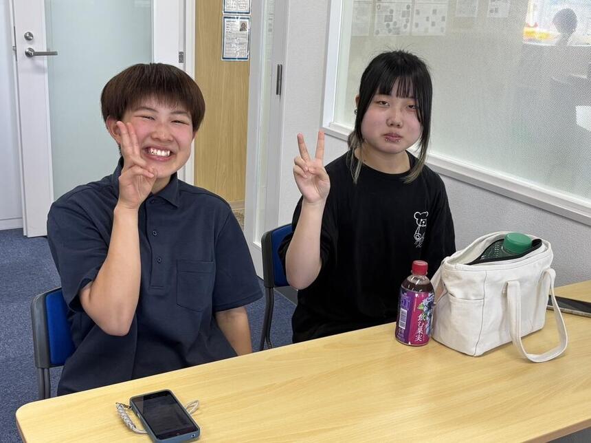 和歌山キャンパスの生徒がピースをしていて楽しんでいる様子