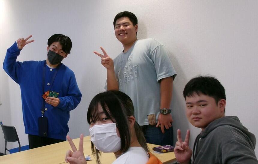 みらいの架け橋レッスンにて、友人同士の会話を楽しんでいます。
