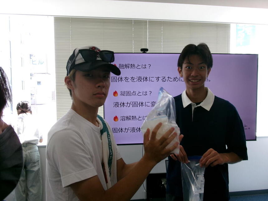和歌山キャンパスの生徒がアイスクリーム作りをしている様子。