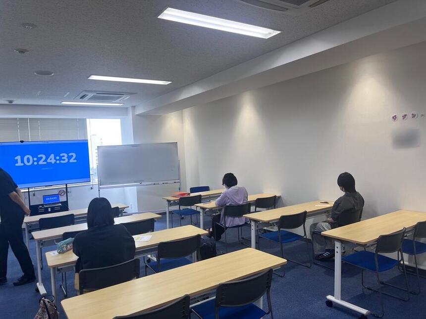 夏休み中に単位認定試験を受ける生徒の姿