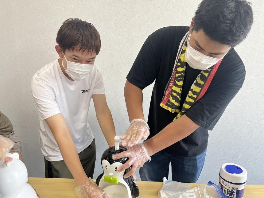 和歌山キャンパスの生徒がかき氷機をでかき氷を作っている様子。