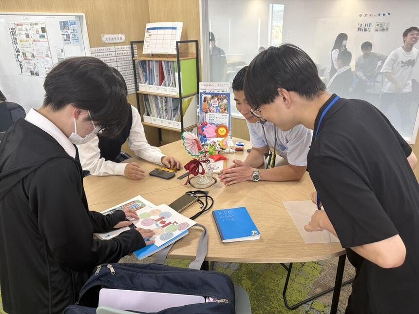 最後の登校日、マイコーチ®らからのメッセージを受け取る生徒の様子。