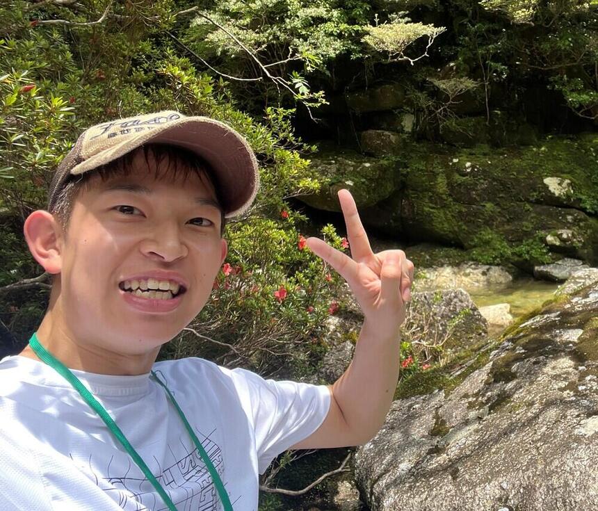 屋久島スクーリングの自然体験学習において、班のメンバーと楽しむ惣内くんの様子
